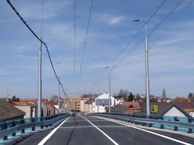 pardubice-doubravice-uprava-trolejoveho-vedeni-na-moste-36-009